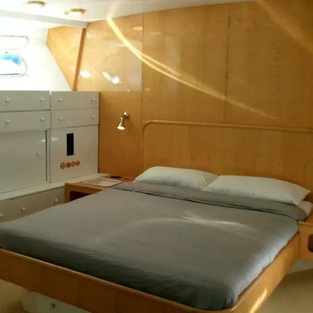 Отель Your Own Private Yacht Сан-Адриан-де-Бесос Экстерьер фото