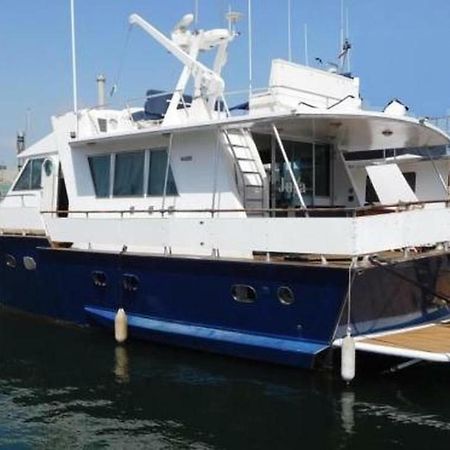 Отель Your Own Private Yacht Сан-Адриан-де-Бесос Экстерьер фото