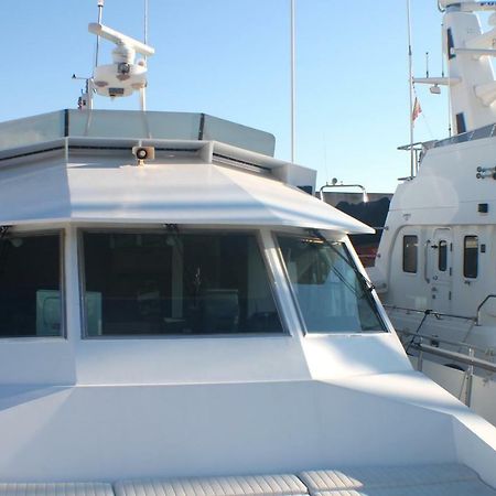 Отель Your Own Private Yacht Сан-Адриан-де-Бесос Экстерьер фото