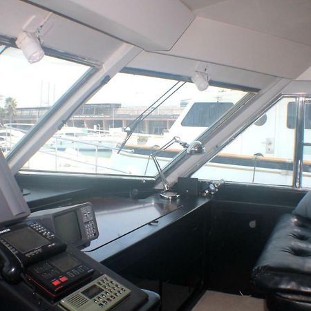 Отель Your Own Private Yacht Сан-Адриан-де-Бесос Экстерьер фото