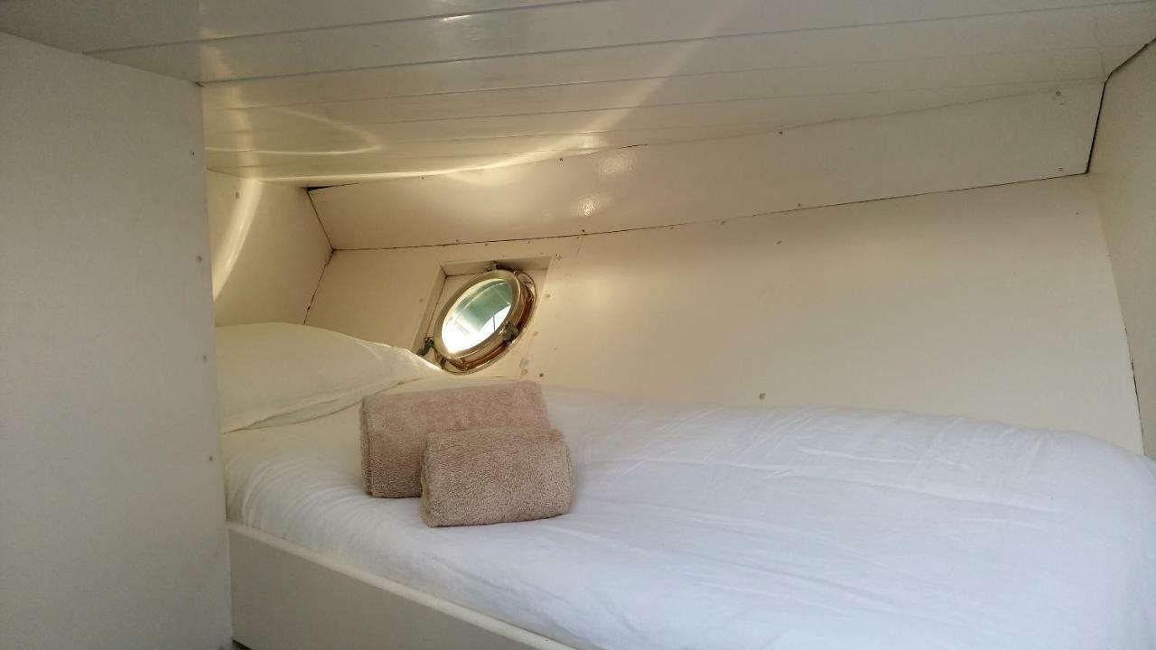 Отель Your Own Private Yacht Сан-Адриан-де-Бесос Экстерьер фото