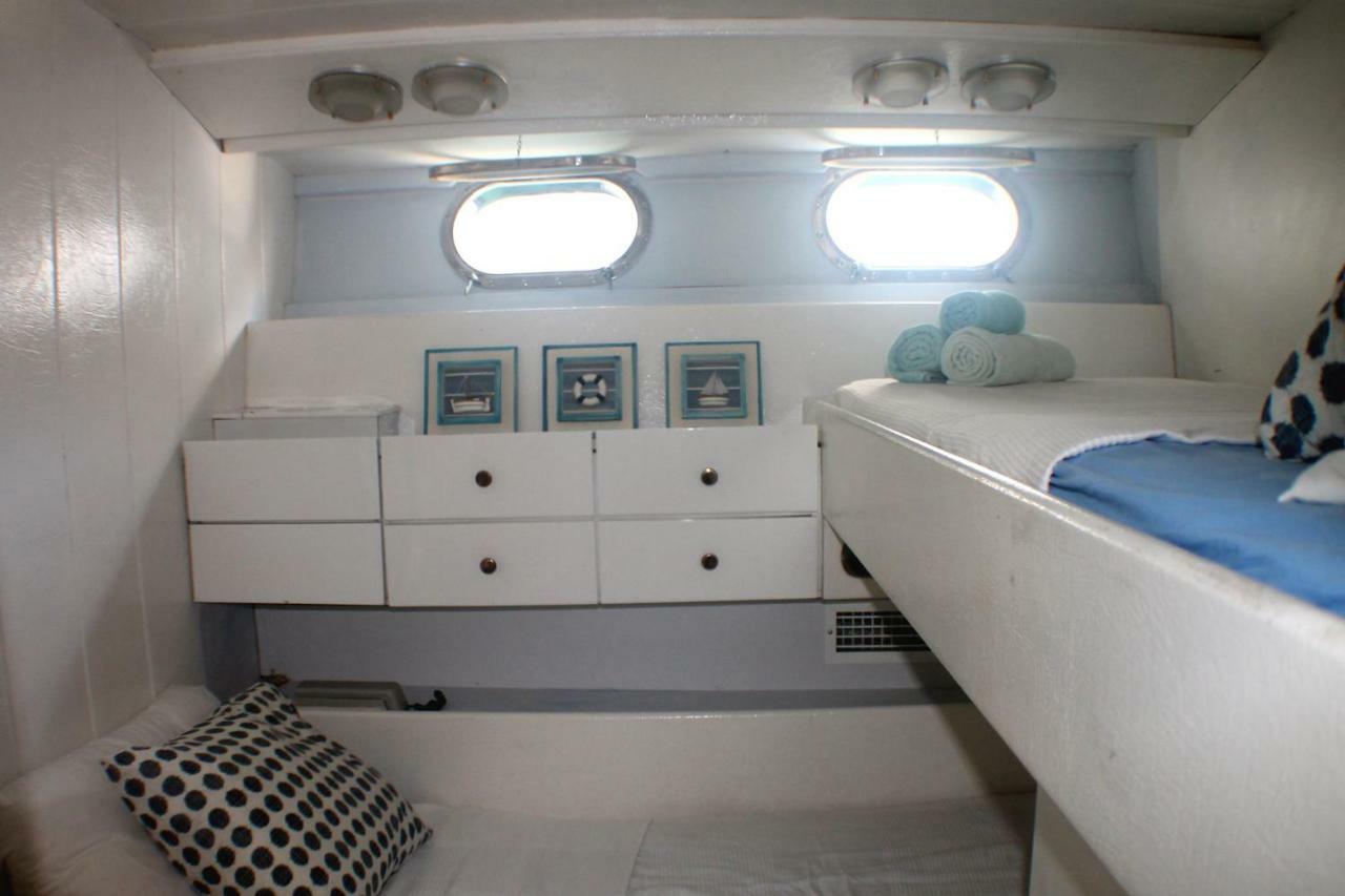 Отель Your Own Private Yacht Сан-Адриан-де-Бесос Экстерьер фото