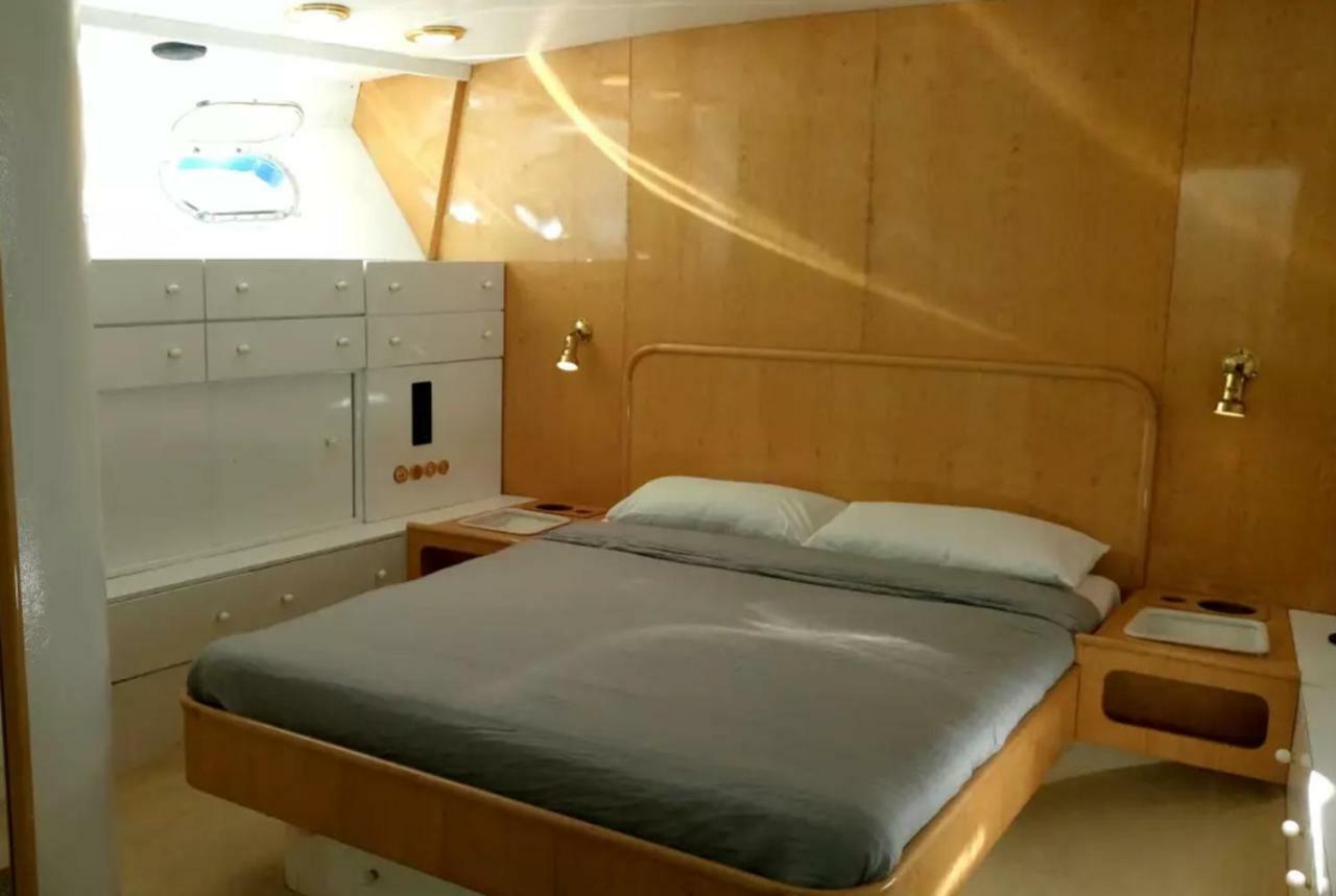 Отель Your Own Private Yacht Сан-Адриан-де-Бесос Экстерьер фото