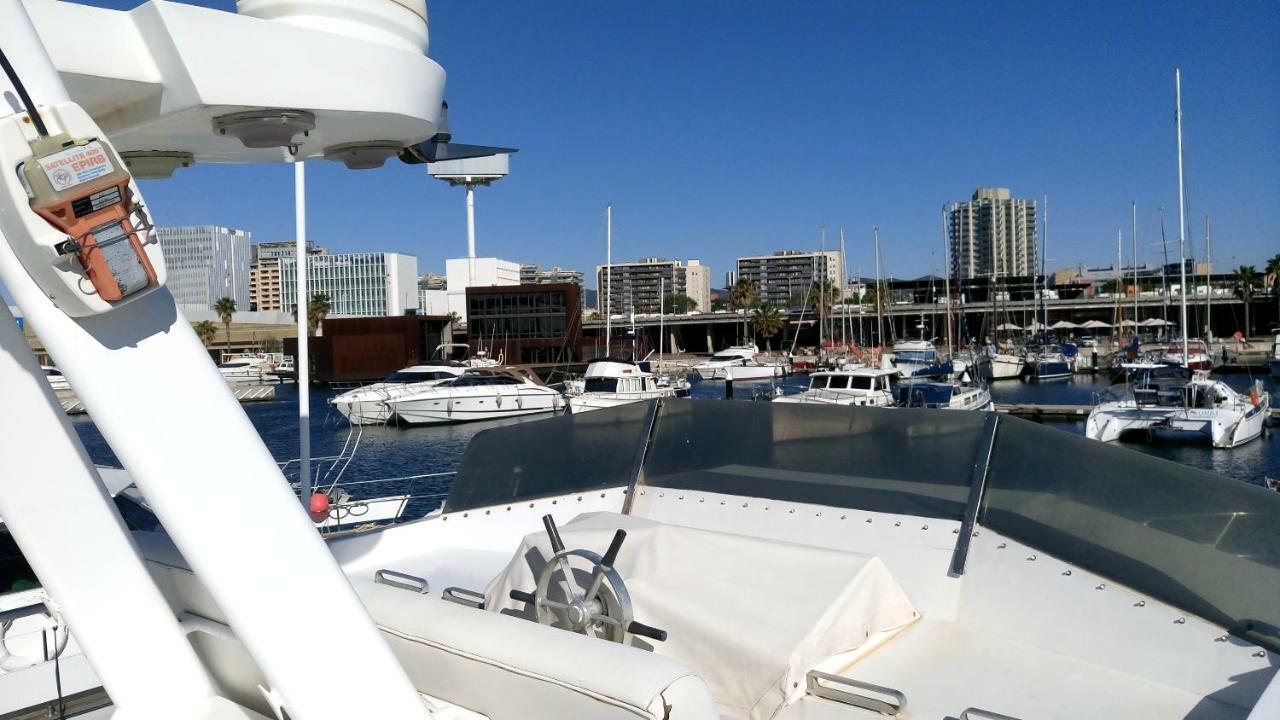 Отель Your Own Private Yacht Сан-Адриан-де-Бесос Экстерьер фото