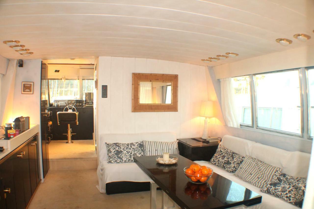 Отель Your Own Private Yacht Сан-Адриан-де-Бесос Экстерьер фото
