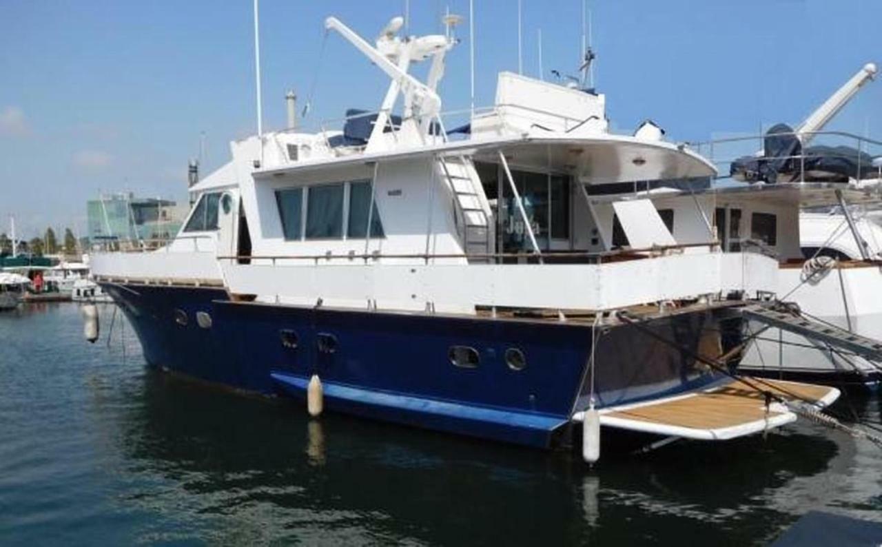 Отель Your Own Private Yacht Сан-Адриан-де-Бесос Экстерьер фото