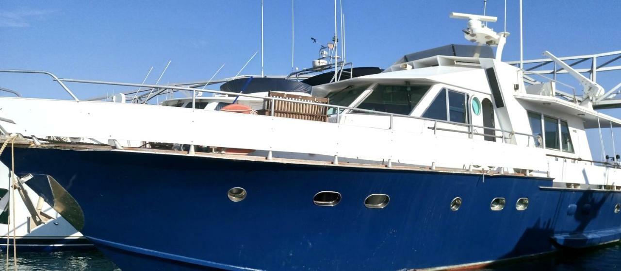 Отель Your Own Private Yacht Сан-Адриан-де-Бесос Экстерьер фото