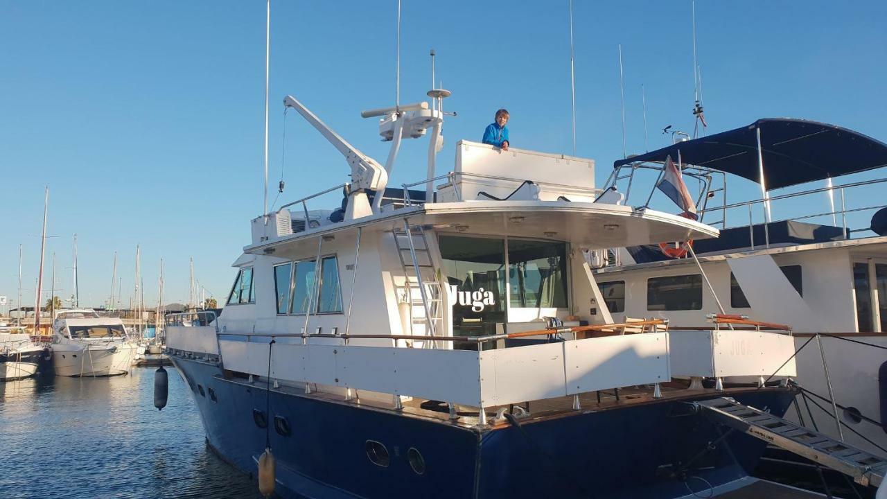 Отель Your Own Private Yacht Сан-Адриан-де-Бесос Экстерьер фото