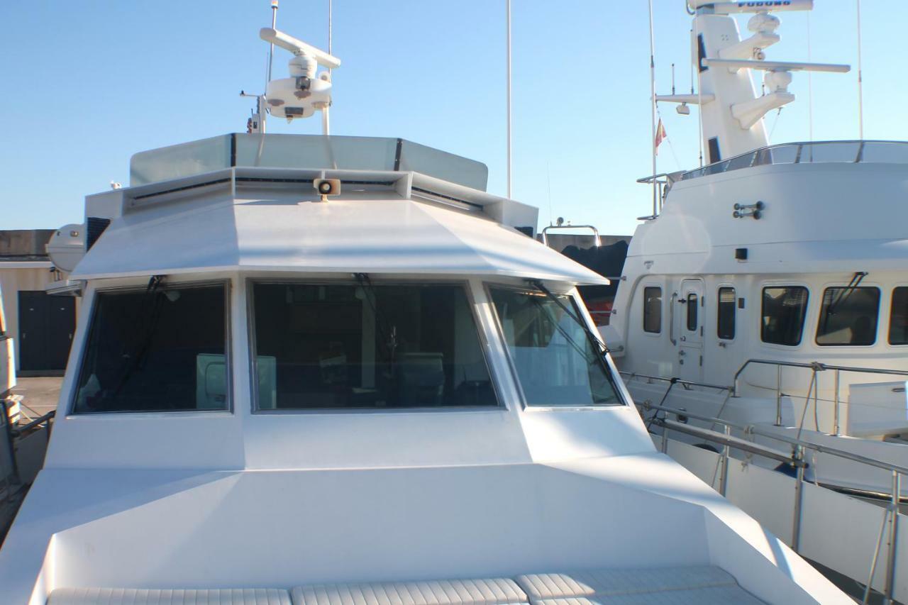 Отель Your Own Private Yacht Сан-Адриан-де-Бесос Экстерьер фото
