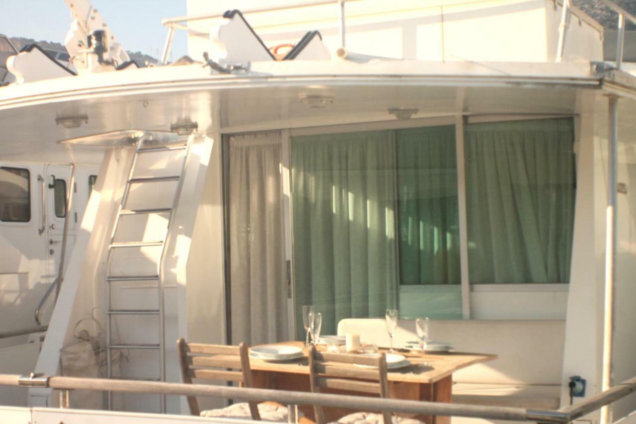 Отель Your Own Private Yacht Сан-Адриан-де-Бесос Экстерьер фото